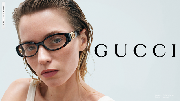 Markenvorstellung: Gucci Brillen. Model Abbey Lee trägt eine Gucci Brille und blickt in die Kamera