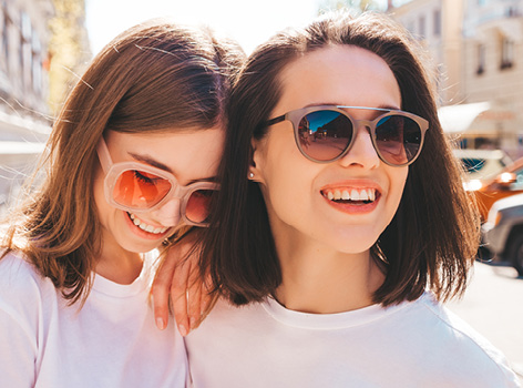 Zwei junge Frauen mit Sonnenbrillen