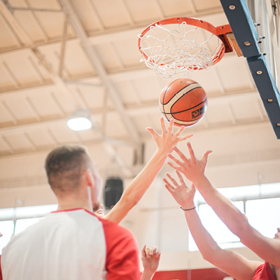 Kontaktlinsen beim Basketballspielen. Hier eine Duell um den Ball unter dem Basketballkorb